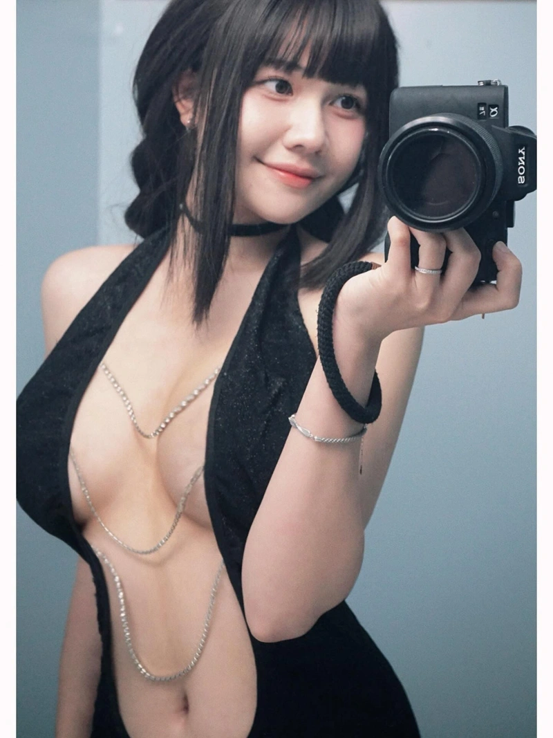 Hình Arisa Nguyễn nude không che ngực đầy đặn