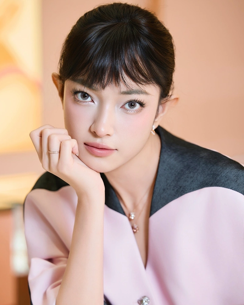 Hình Châu Bùi lột đồ khoe mông quyến rũ