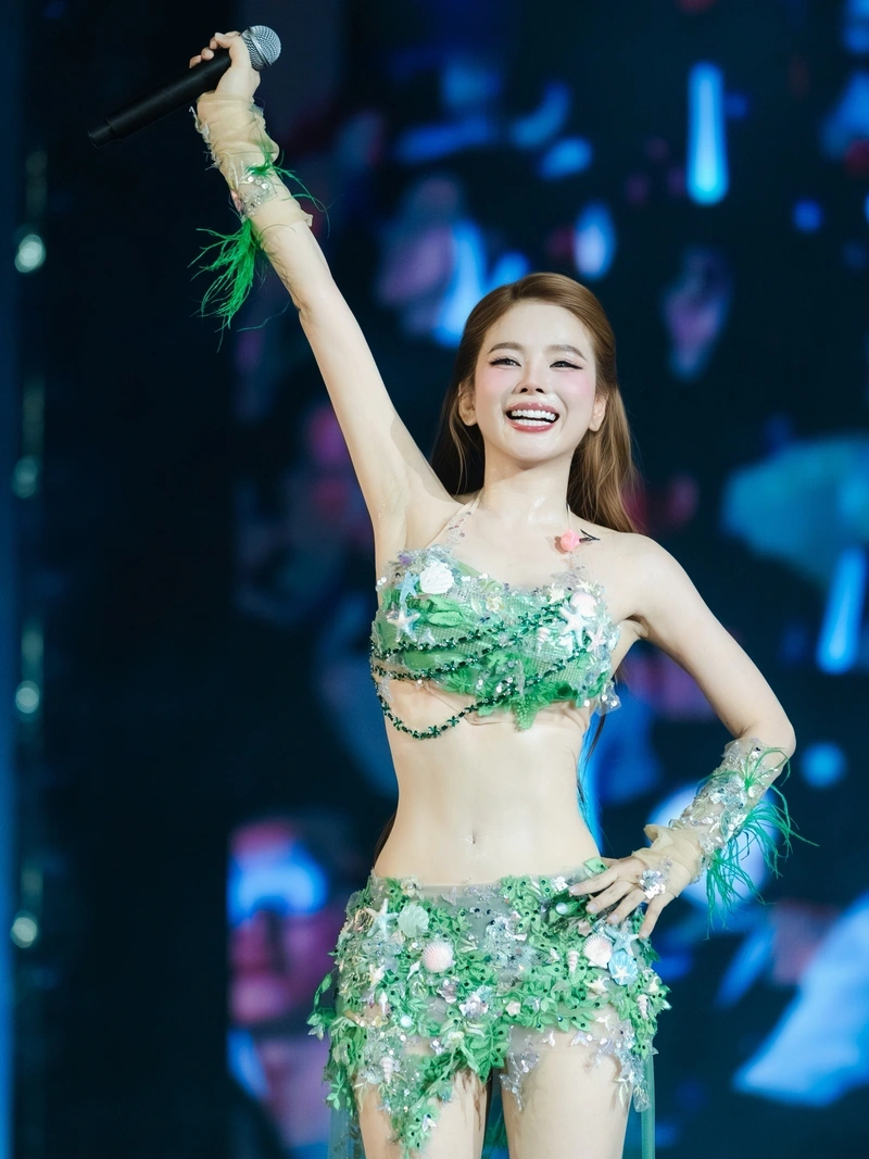 Hình DJ Mie bikini sexy mông tròn đầy đặn