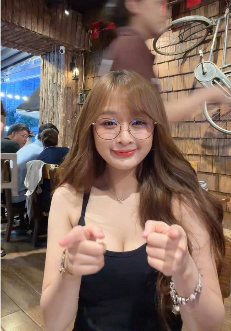 Hình Gấm Kami bikini sexy vòng ba căng tròn