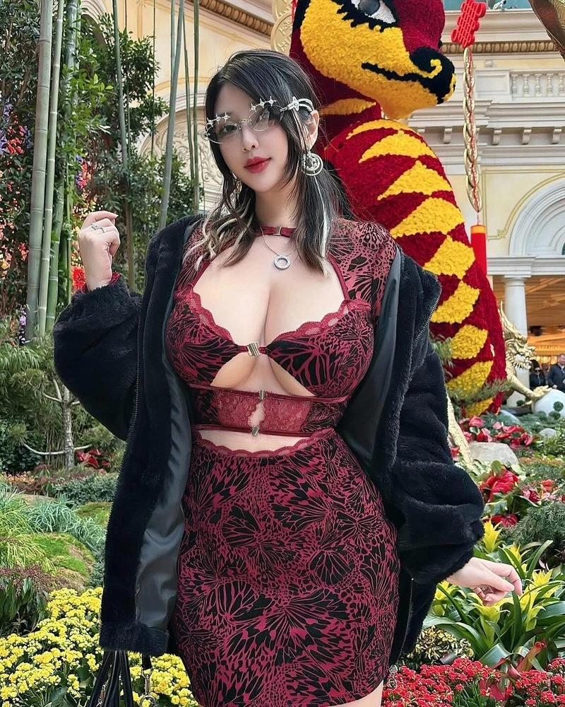 Hình Hana Dinh bikini sexy khoe mông tròn nóng bỏng