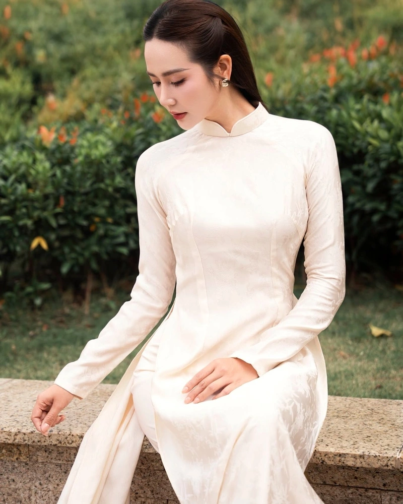 Hình Huyền Lizzie bikini đen khoe mông săn chắc
