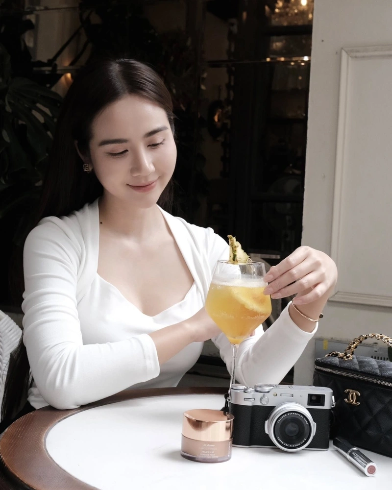 Hình Huyền Lizzie bikini vàng khoe hàng đầy đặn
