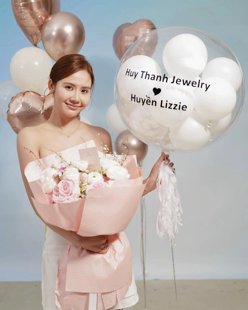 Hình Huyền Lizzie bikini xanh dương full HD