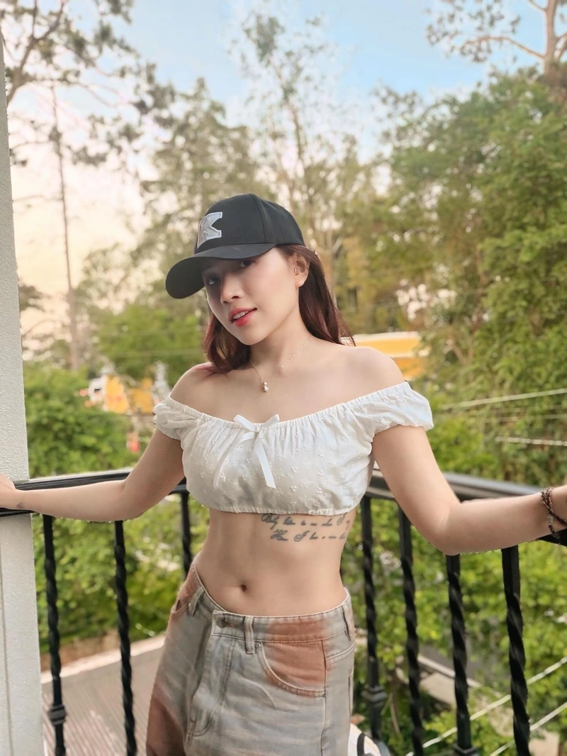Hình Khả Như bikini gợi dục cuốn hút