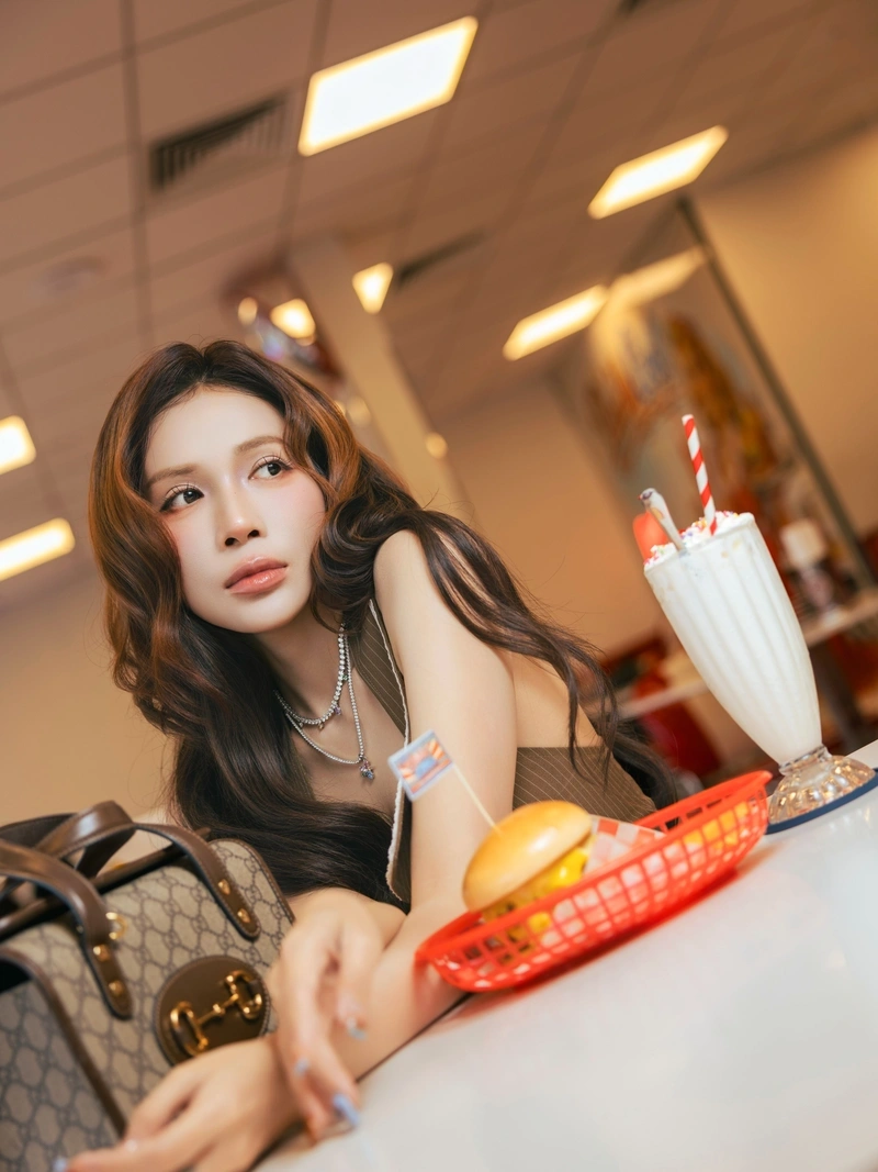Hình Khả Như bikini sexy vòng ba tròn đầy hút hồn