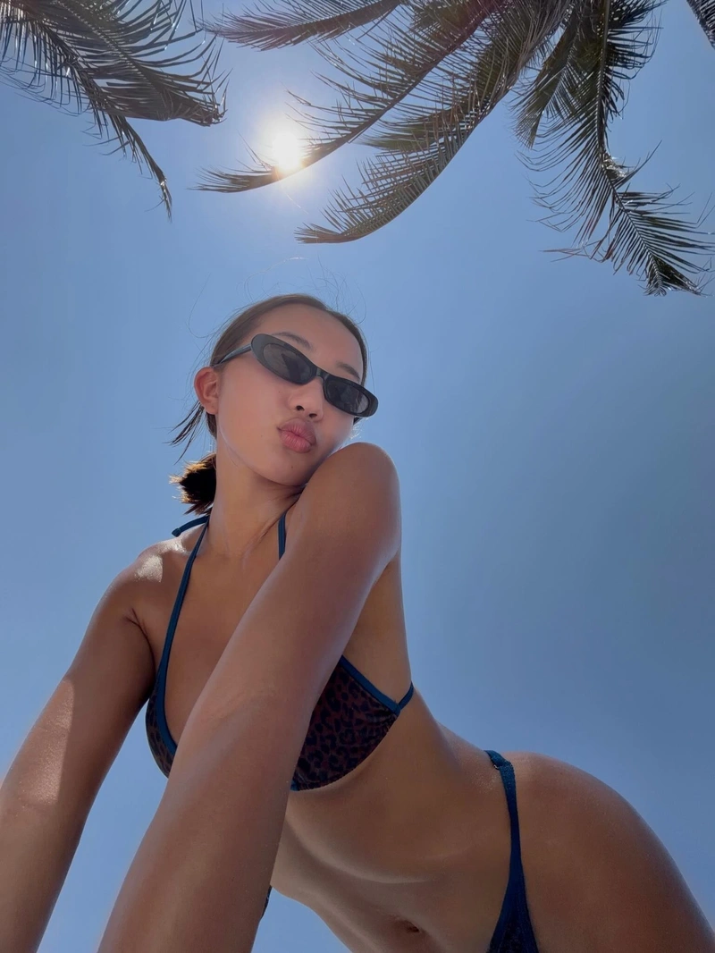 Hình Khánh Huyền bikini sexy mông to tròn hút hồn