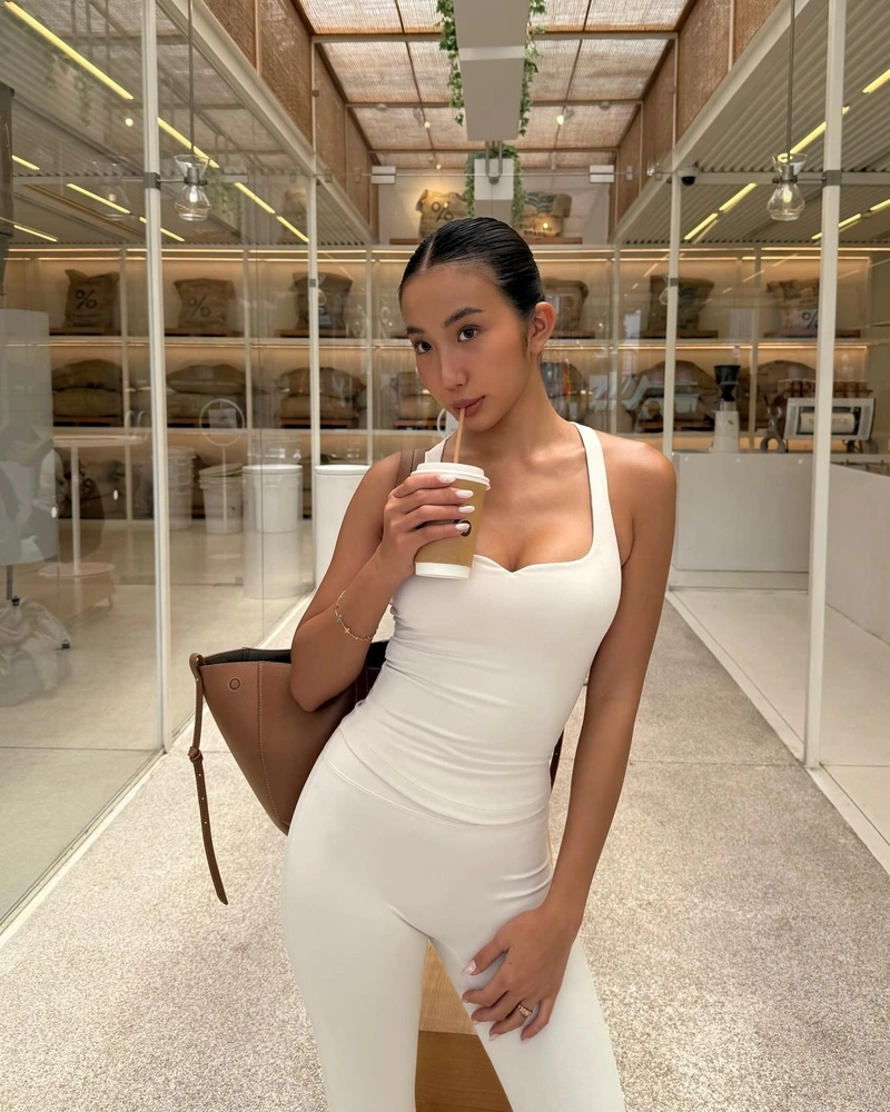 Hình Khánh Huyền bikini sexy vòng 1 to tròn siêu phẩm