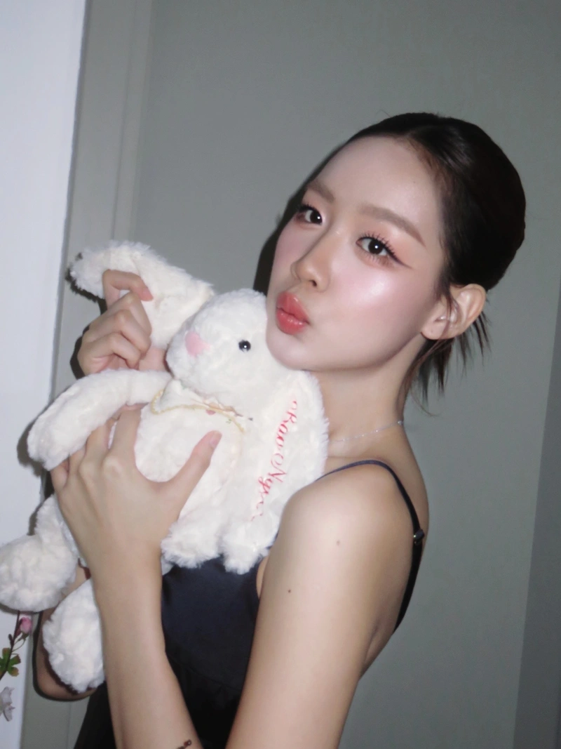 Hình Lê Nguyễn Bảo Ngọc bikini hồng khoe body gợi dục