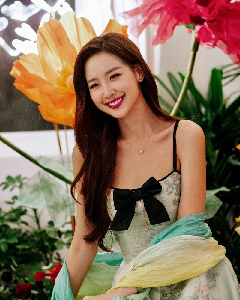 Hình Lê Nguyễn Bảo Ngọc bikini vàng khoe body dâm đãng