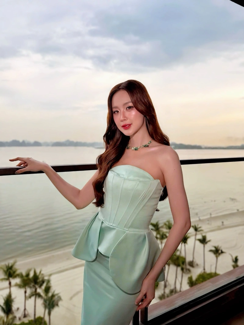 Hình Lê Nguyễn Bảo Ngọc mặc bikini đen ôm sát vòng một tròn