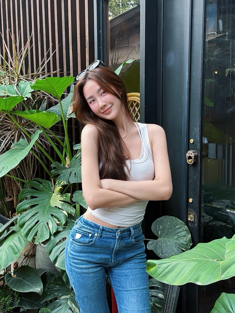 Hình Lê Nguyễn Bảo Ngọc mặc bikini gợi cảm làm avatar điện thoại