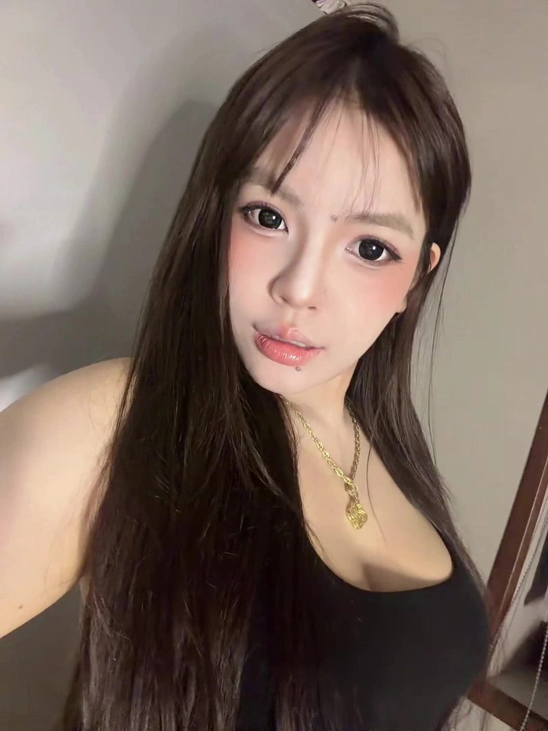 Hình Linh Tây không che khoe hàng gợi tình