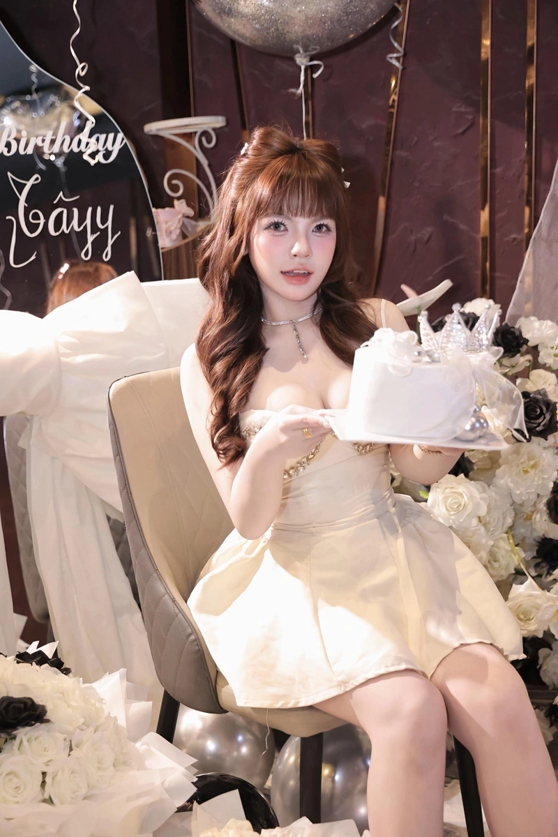 Hình Linh Tây sexy diện bikini ôm sát body