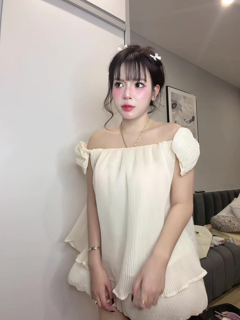 Hình Linh Tây sexy tư thế đứng nghiêng