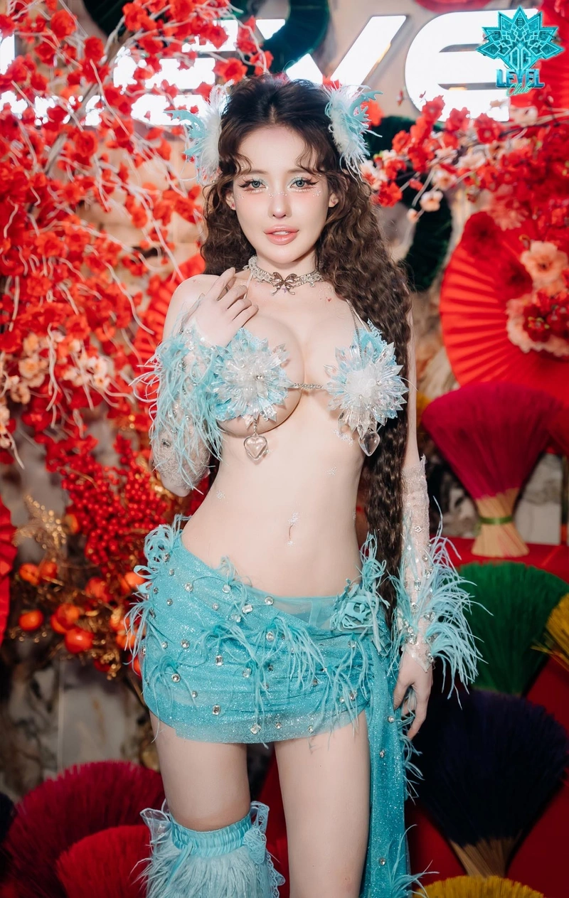 Hình Ngân 98 sexy bikini lộ hàng gợi tình