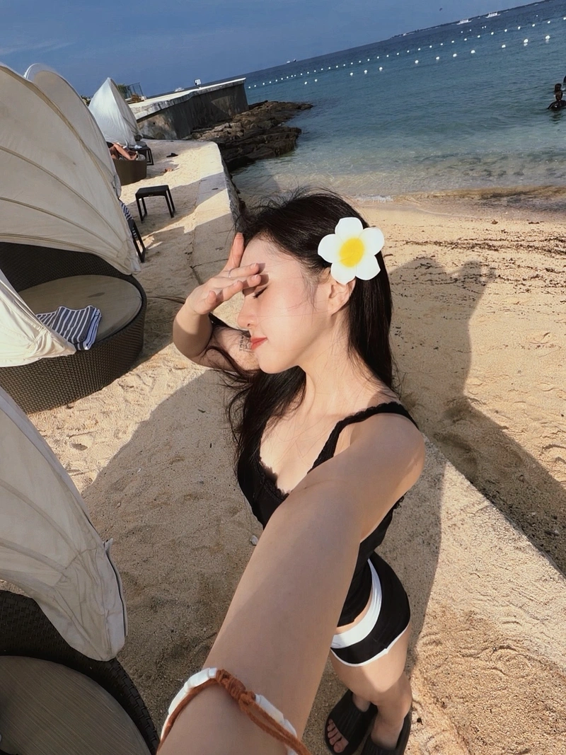 Hình Ngọc Éng bikini nóng bỏng lộ đường cong gợi cảm