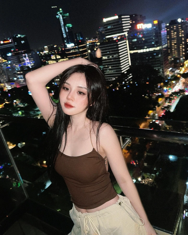 Hình Ngọc Éng bikini sexy đứng nghiêng lộ vòng ba