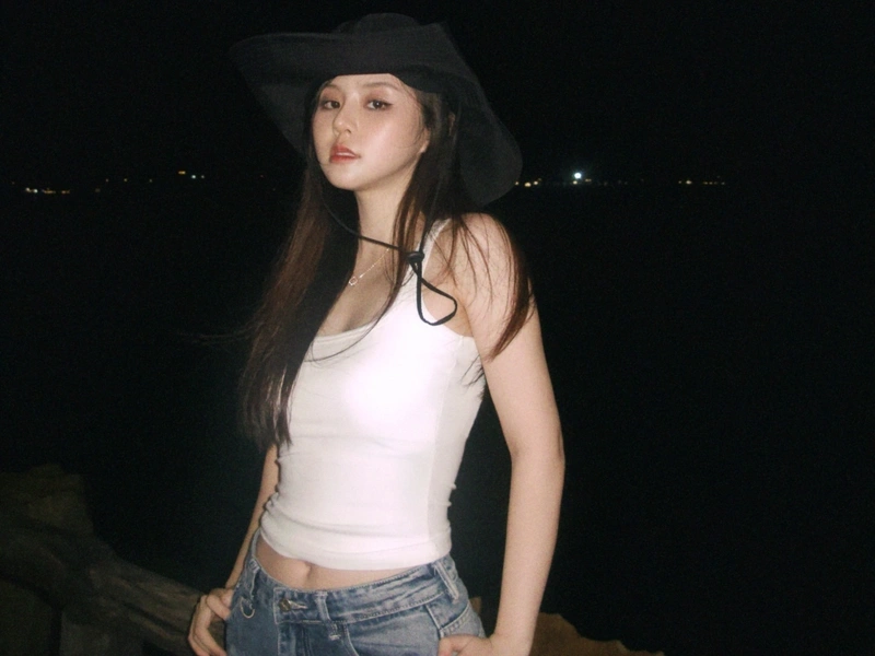 Hình Ngọc Éng khoe vòng ba đít tròn quyến rũ