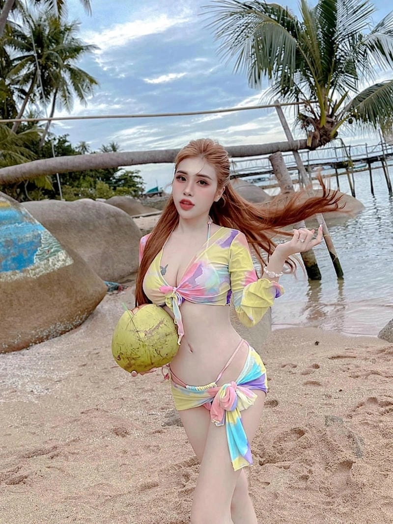 Hình Pinky Bảo Trân bikini ôm sát mông đít căng tròn