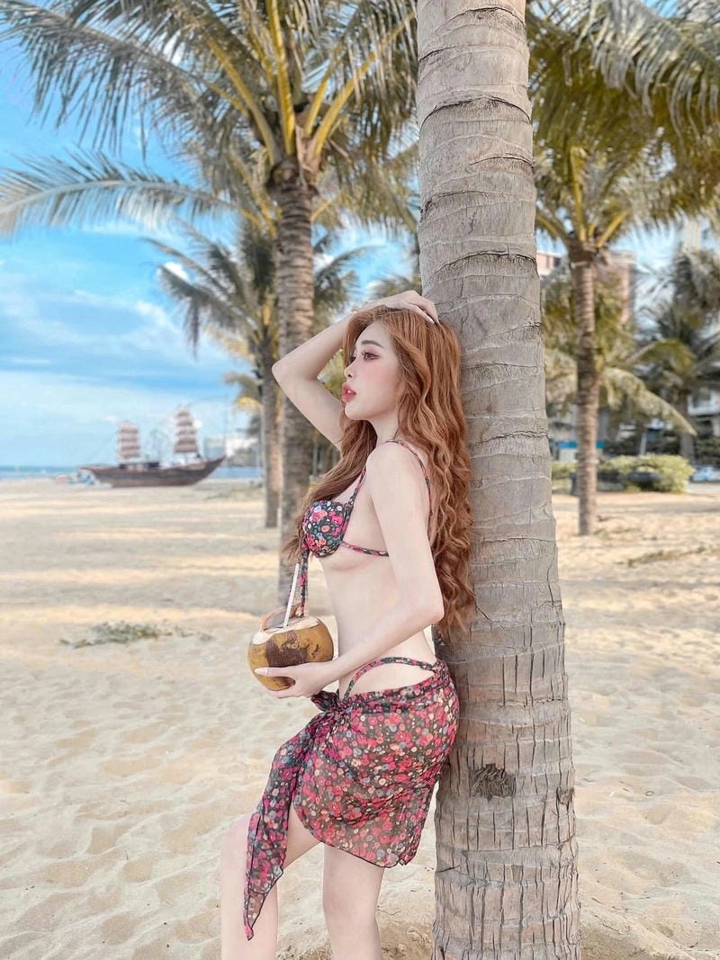 Hình Pinky Bảo Trân bikini sexy tư thế nằm nghiêng cuốn hút