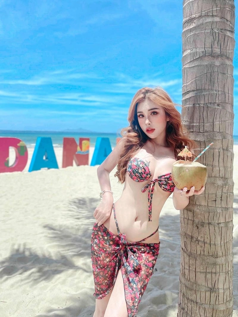 Hình Pinky Bảo Trân cởi áo bikini để lộ vòng một