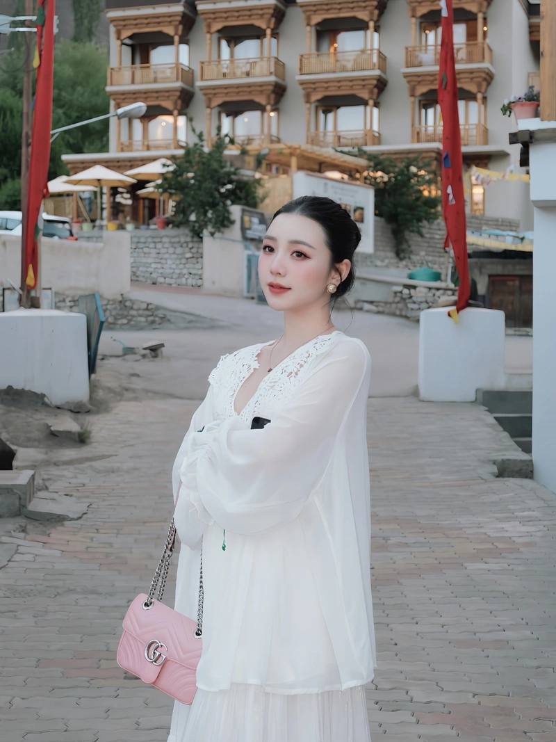 Hình Quỳnh Kool bikini sexy mông tròn đầy đặn