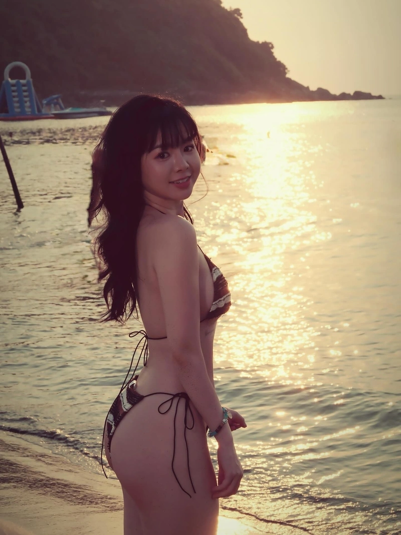 Hình Shana Quỳnh Giang bikini sexy vòng ba nóng bỏng
