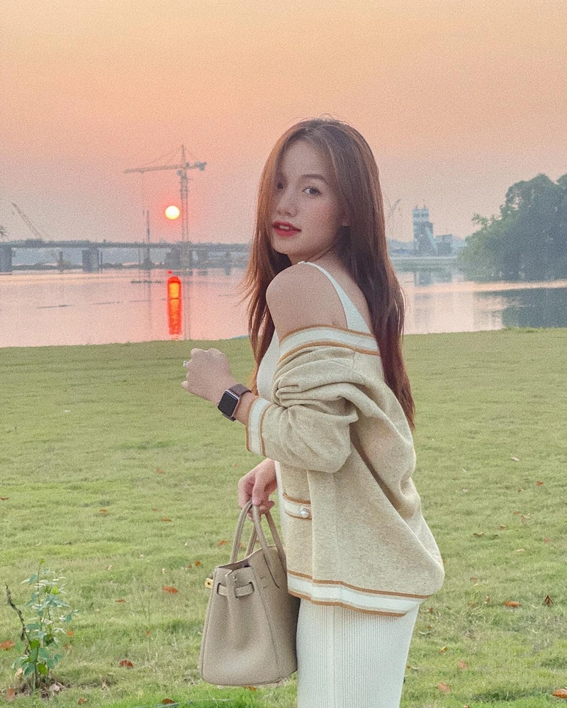 Hình Thị Nhung vòng ba đầy đặn quyến rũ