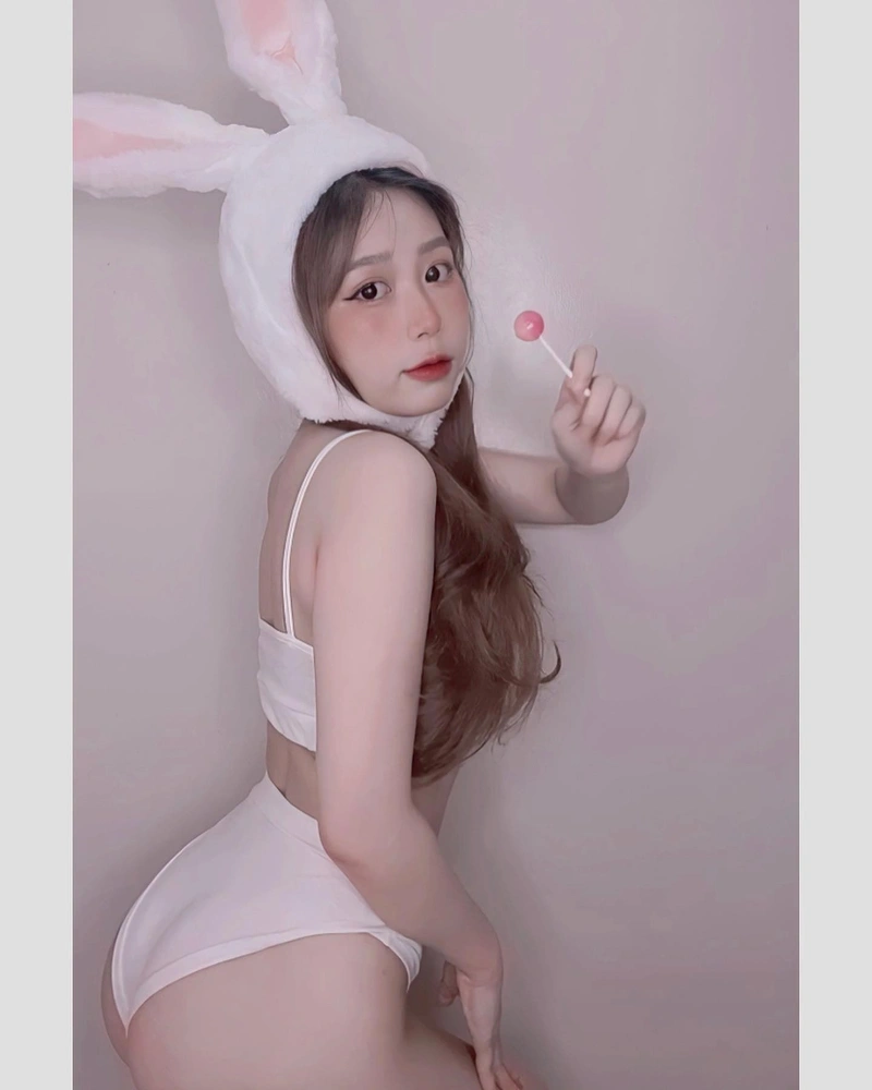 Hình Trà Giang lột bikini lộ hàng gợi dục