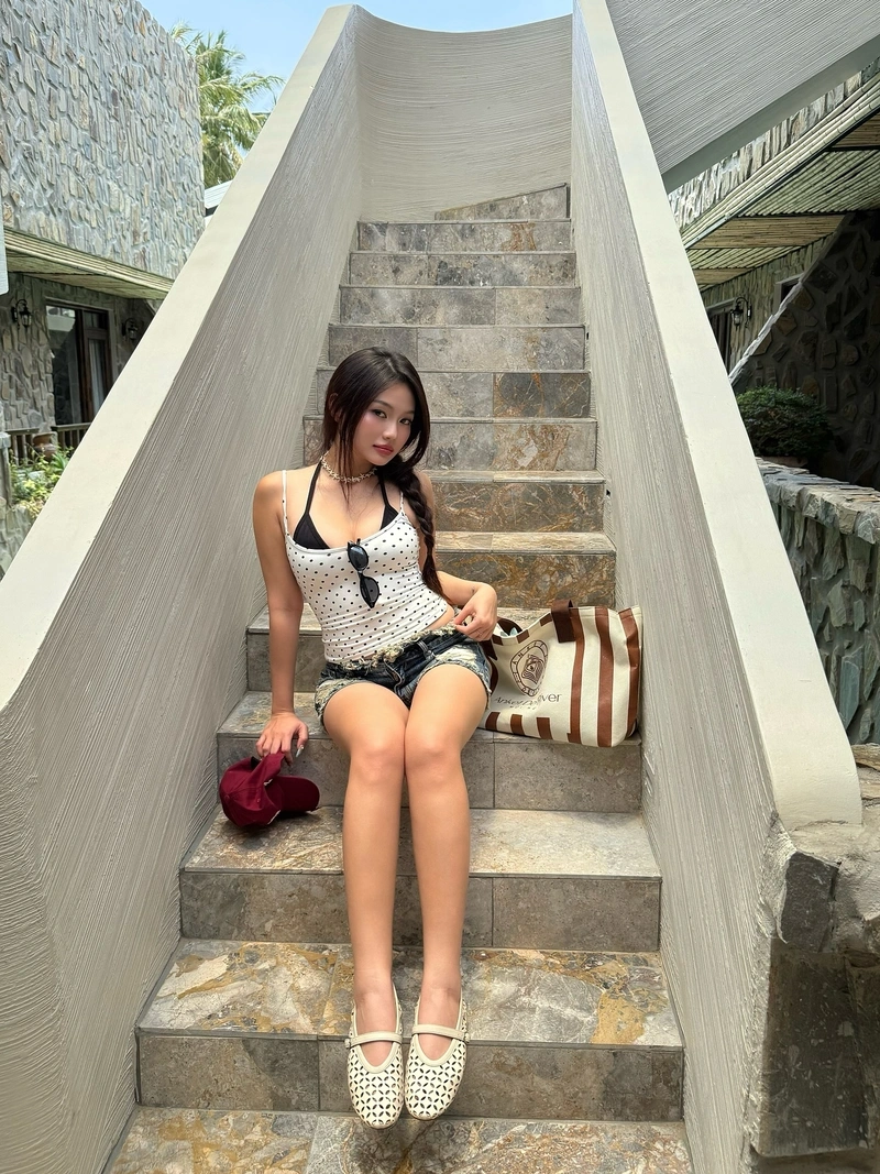 Hình Trâm Anh lột đồ bikini dâm đãng