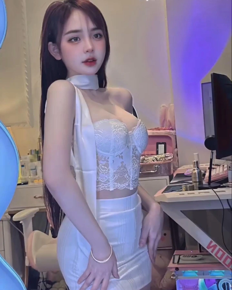 Hình Trần Huyền Châu bikini sexy đít căng mọng