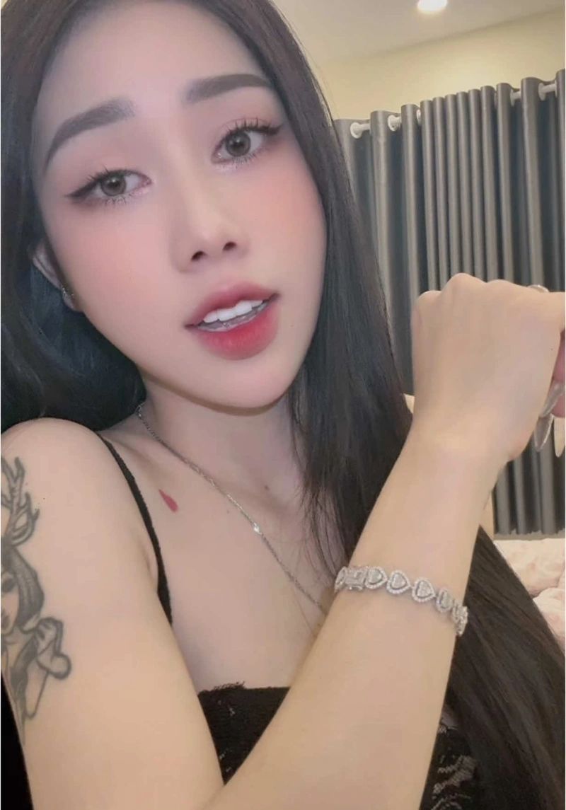 Hình Tuệ Vy Tiktoker sexy mông căng tròn hút hồn