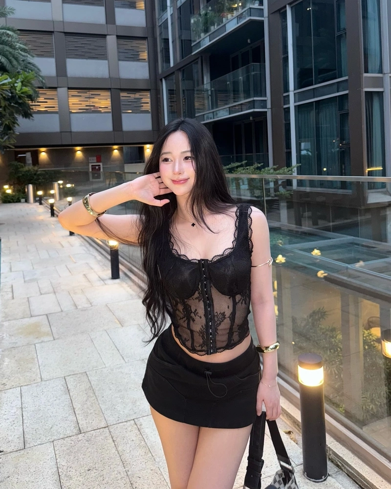 Hình Uyên Ni bikini show mông to quyến rũ dâm dục