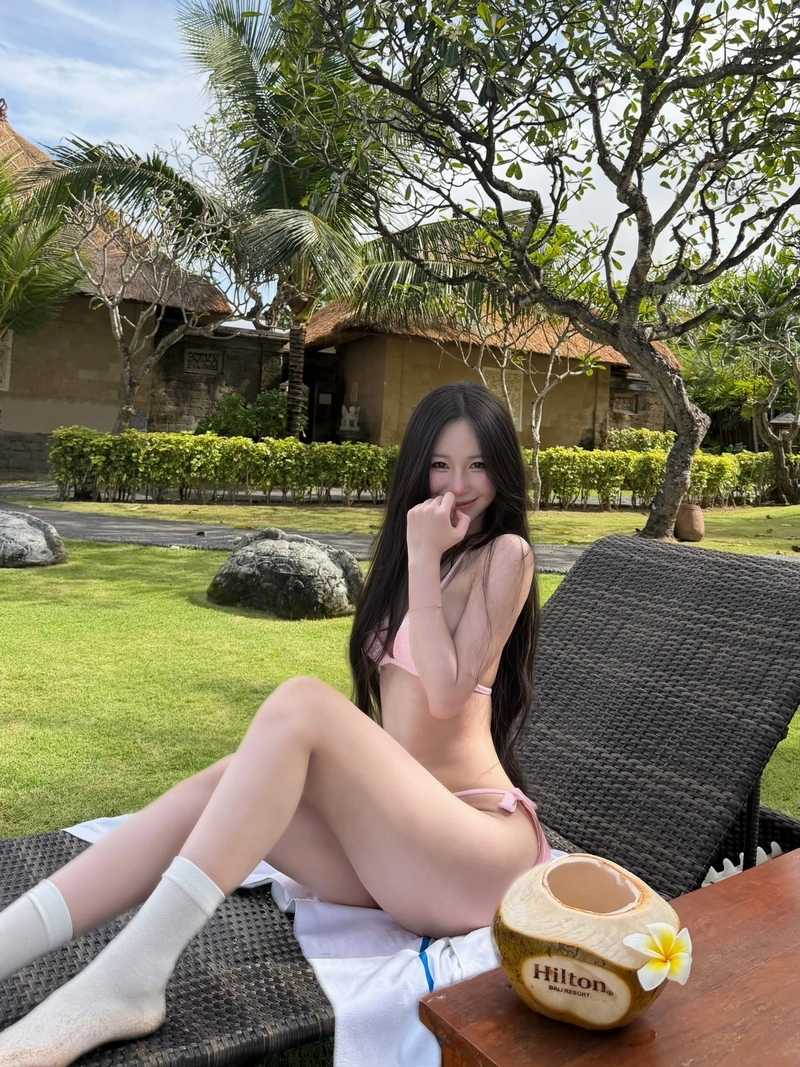 Hình Uyên Ni bikini show vòng một khủng gợi cảm