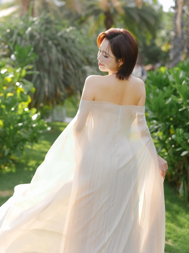 Hình Việt Phương Thoa bikini sexy lưng trần hút hồn