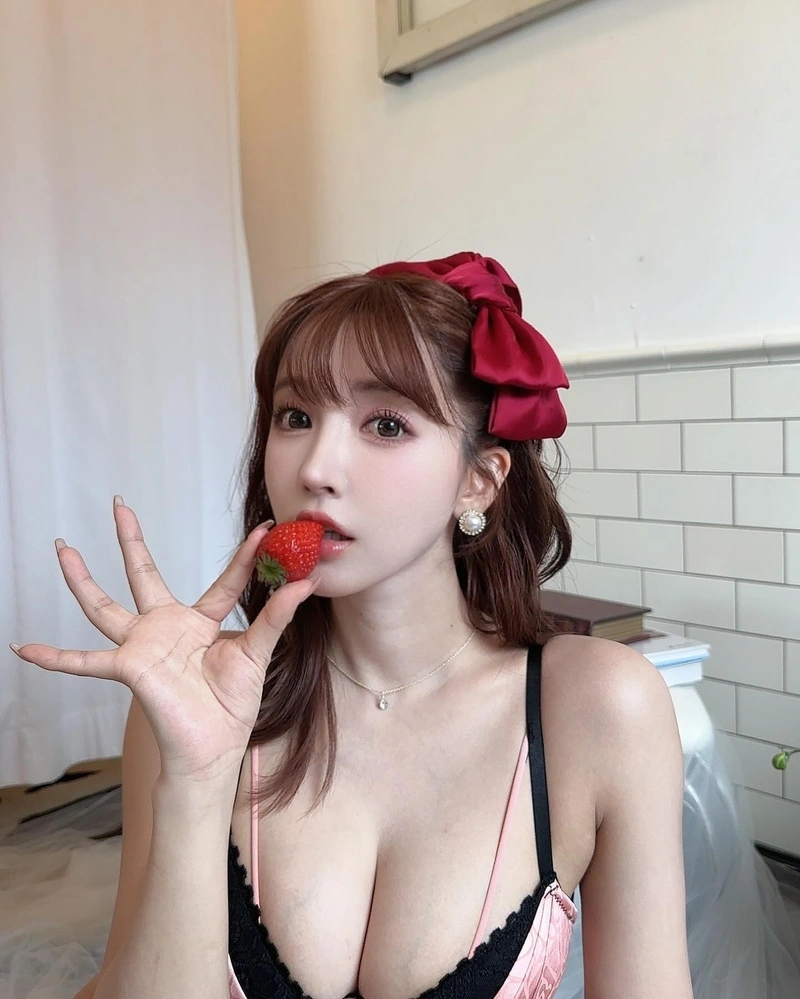 Hình Yua Mikami bikini full HD ngực to quyến rũ