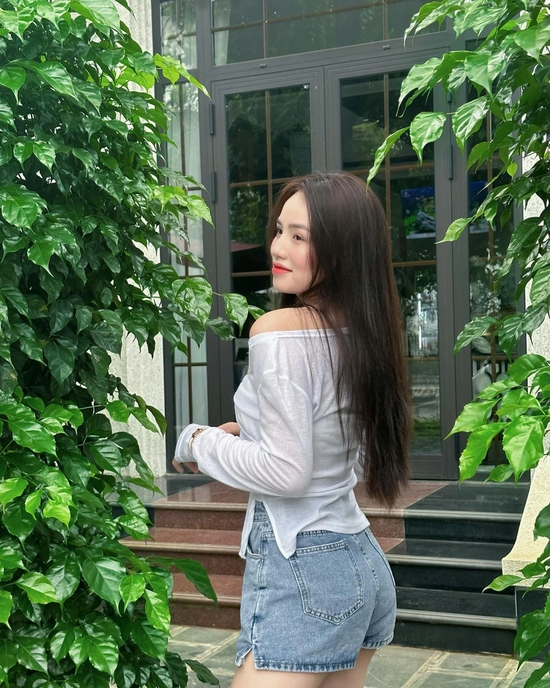 Hình ảnh Thị Nhung khoe mông căng tròn sexy