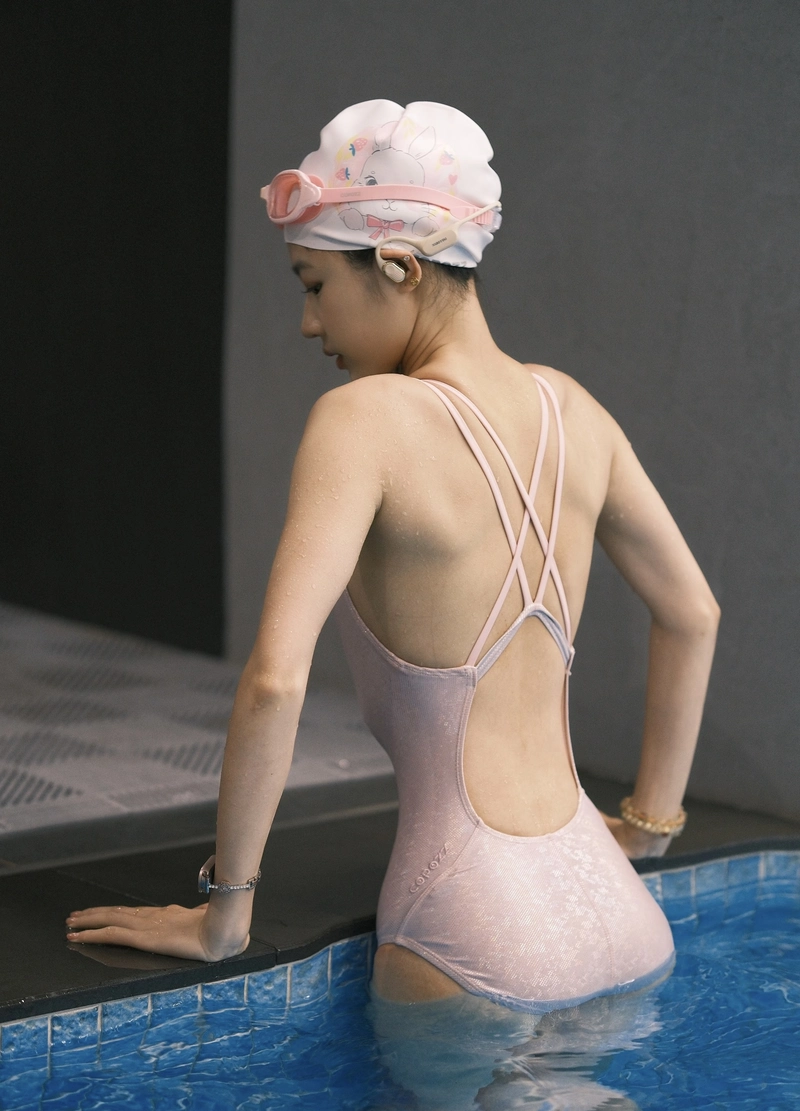 Hình ảnh gái Tây mặc bikini thần thái gợi cảm