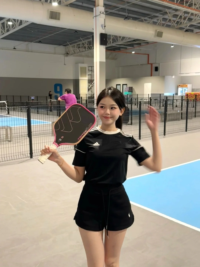 Hình ảnh gái xinh chơi pickleball sức sống