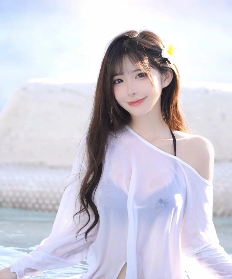 Hình ảnh gái xinh mặc bikini nhỏ thần thái gợi cảm