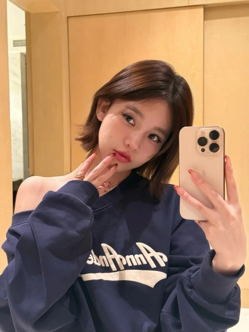 Hình ảnh gái xinh selfie trước gương