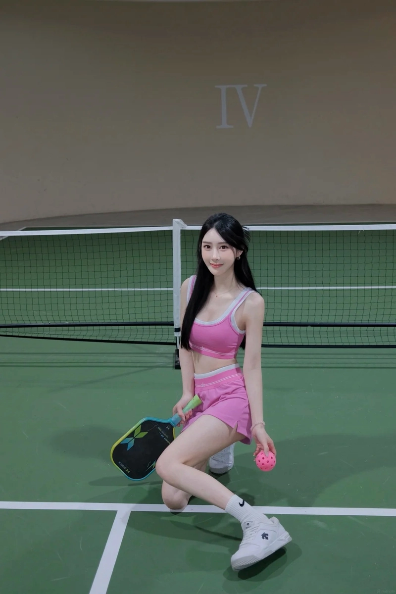 Hình cô gái xinh chơi pickleball tự tin