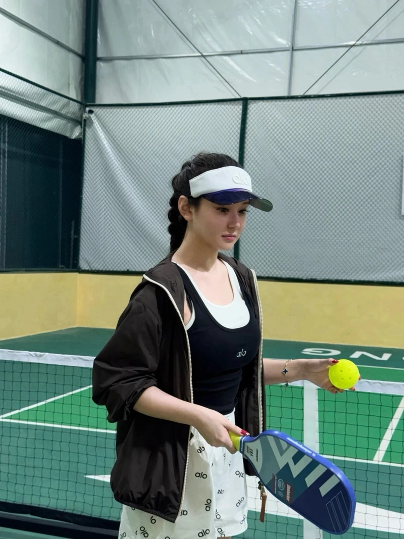 Hình cô nàng xinh đánh pickleball năng động