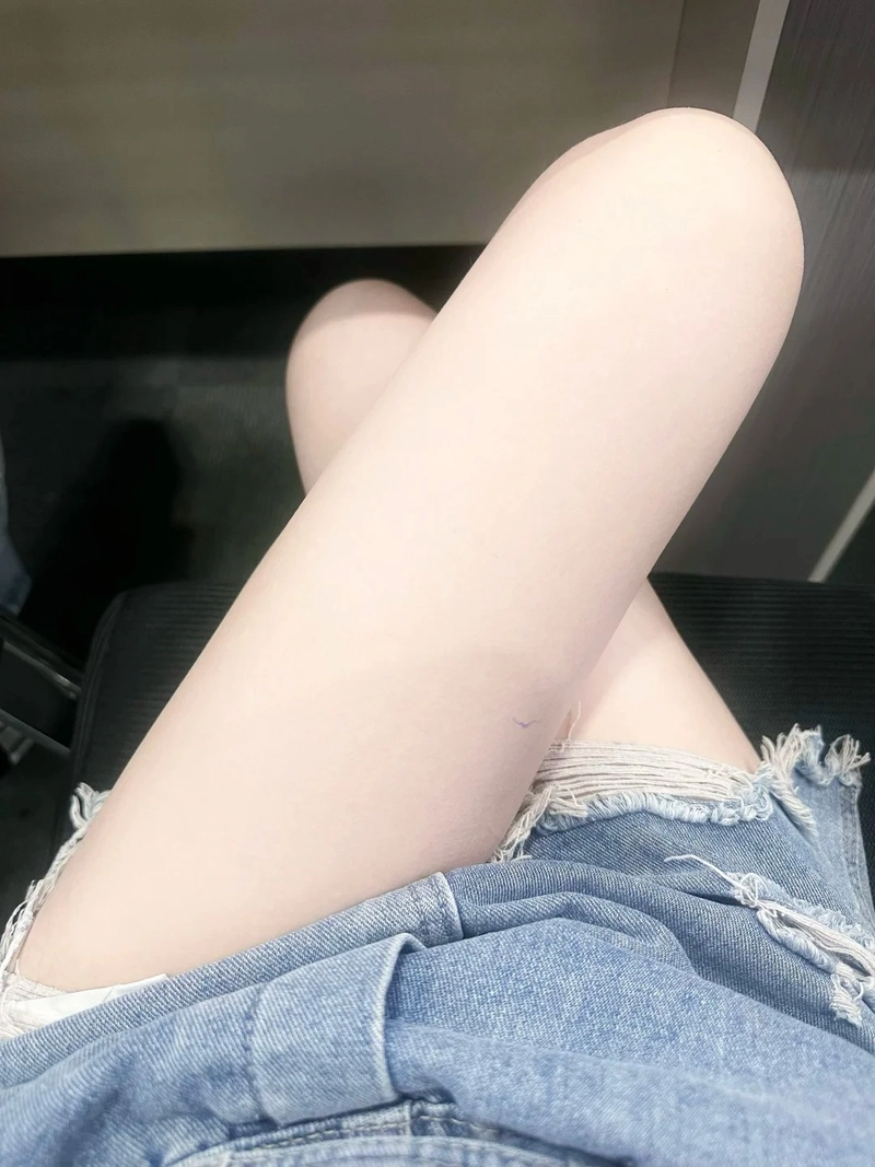 Hình đùi gái xinh gợi cảm tinh tế