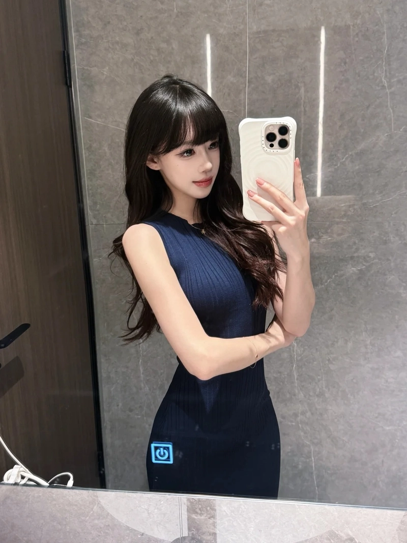 Hình gái chụp trước gương thần thái ngút ngàn