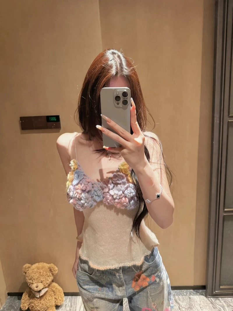Hình gái đẹp cầm điện thoại che mặt ngầu
