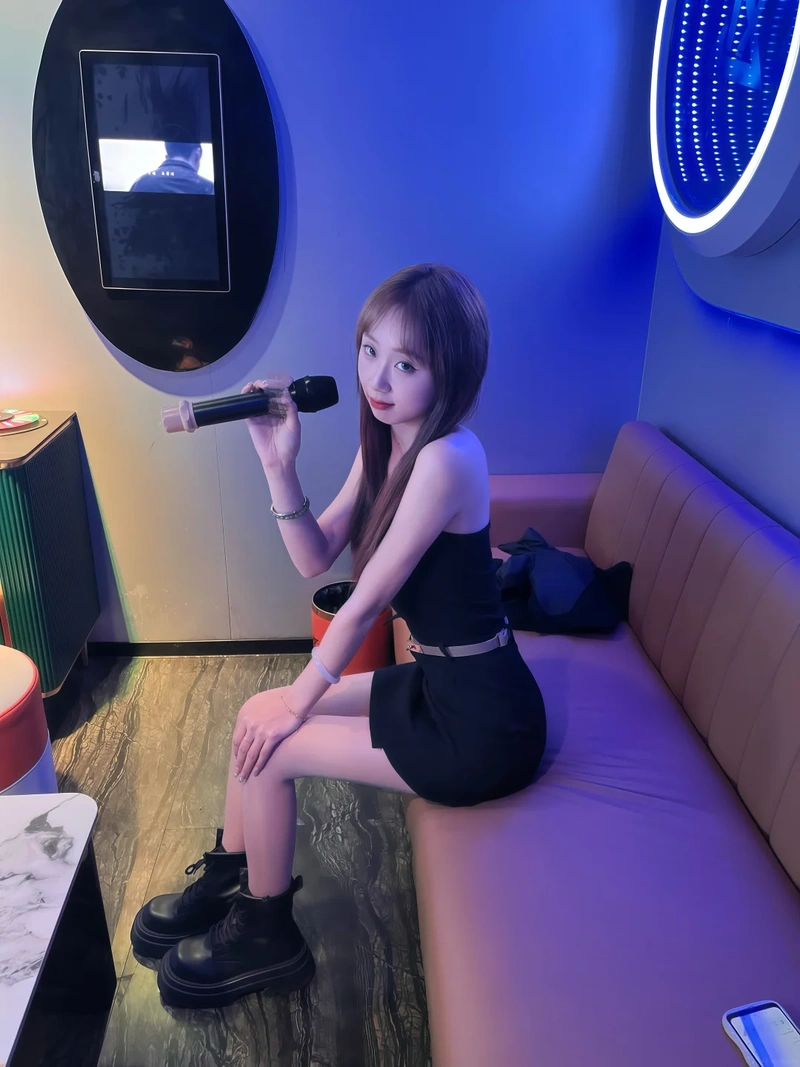 Hình gái karaoke đít cong dâm đãng