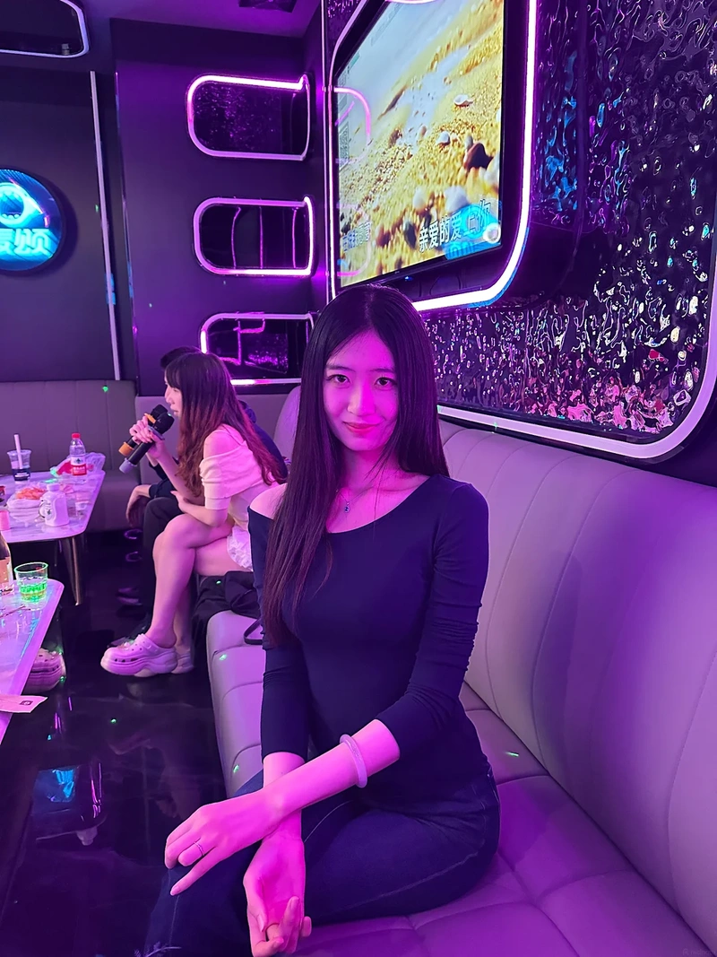 Hình gái karaoke khoe vòng ba tròn trịa gợi cảm