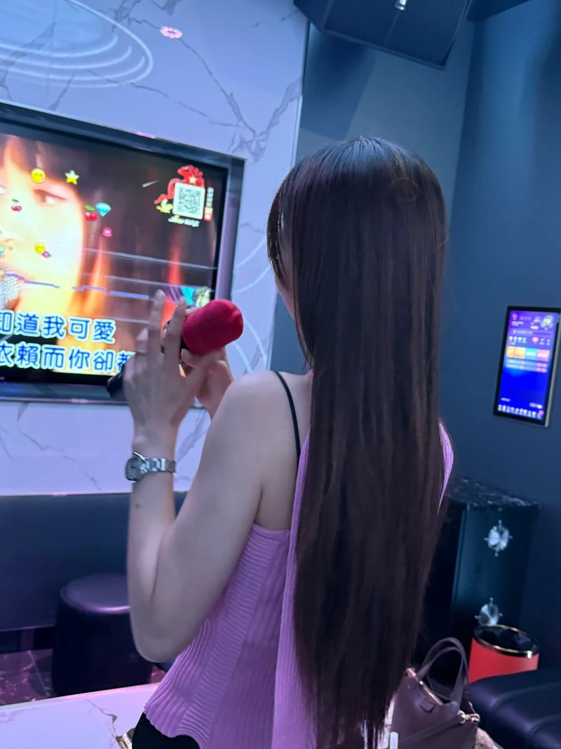 Hình gái karaoke nóng bỏng show vòng ba